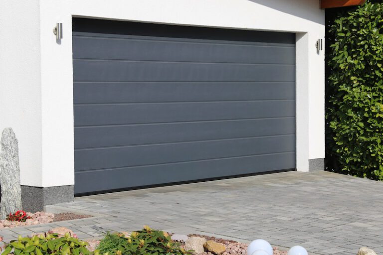 Sekcijska garažna vrata z osebnim prehodom: Udobje na dosegu roke