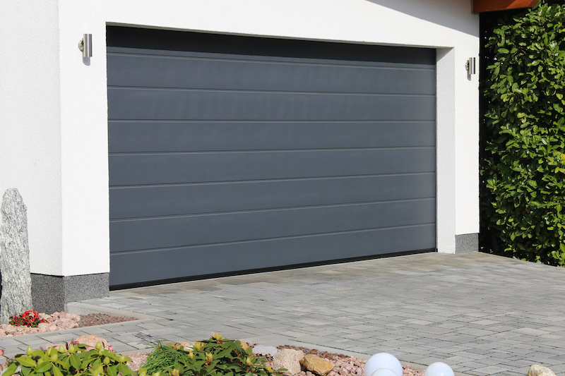 Sekcijska garažna vrata z osebnim prehodom: Udobje na dosegu roke