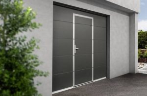 Garažna vrata z osebnim prehodom: Varnost in udobje za vsak dan